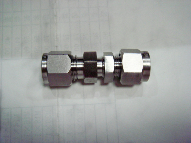 卡套(tao)直通穿(chuan)闆接頭(tou)